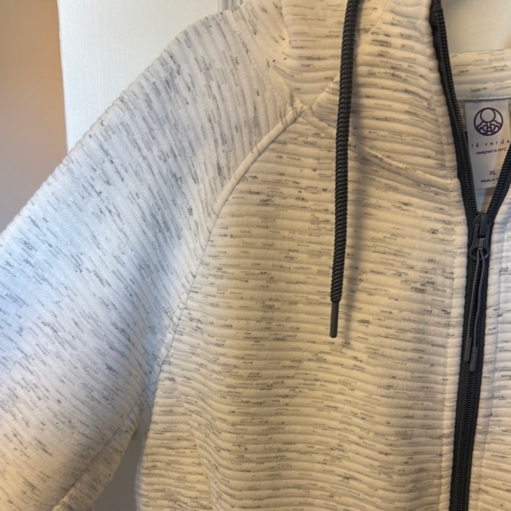 Te Verde Women's Gray Hooded Jacket - Picture 3 of 5